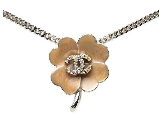 Collana con pendente trifoglio in ottone smaltato argento e strass Chanel - vista 2