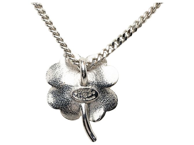 Collana con pendente trifoglio in ottone smaltato argento e strass Chanel - vista 3