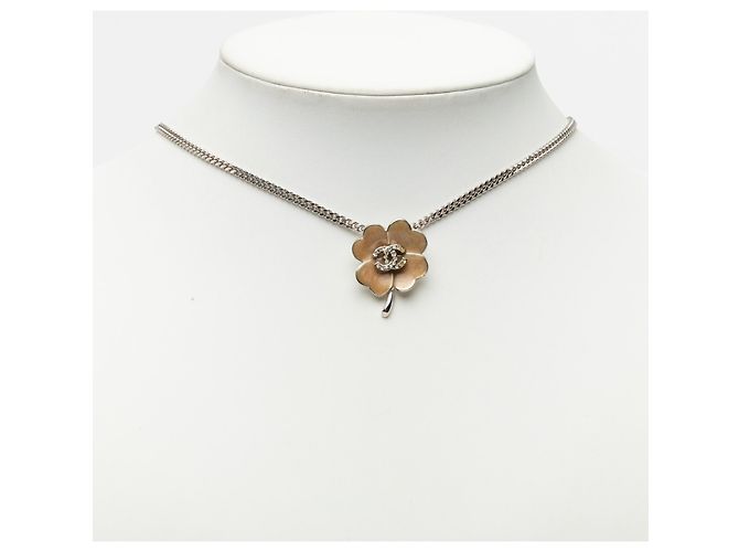 Collana con pendente trifoglio in ottone smaltato argento e strass Chanel - vista 5