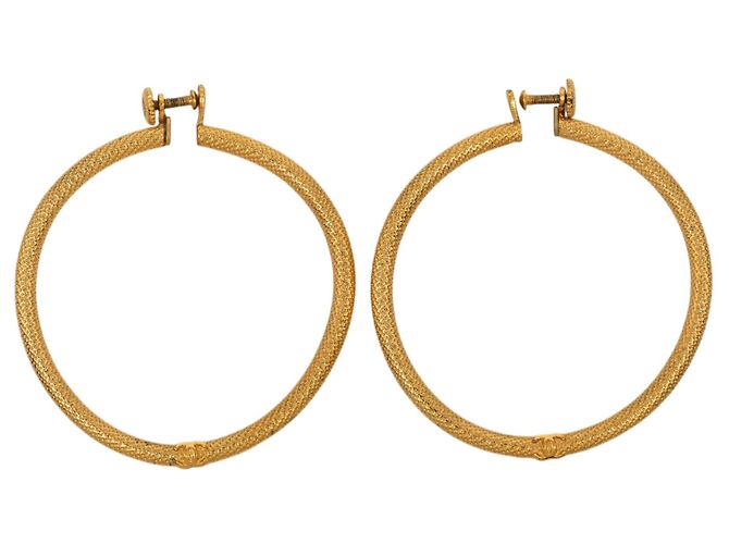 Orecchini a cerchio Chanel Gold CC placcati oro testurizzati con chiusura a vite D'oro - vista 2