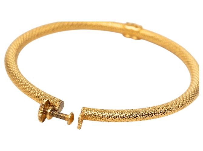 Orecchini a cerchio Chanel Gold CC placcati oro testurizzati con chiusura a vite D'oro - vista 3