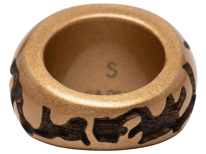 Louis Vuitton Ring aus goldlackiertem Holz Leomonogram Größe S Golden - Ansicht 3