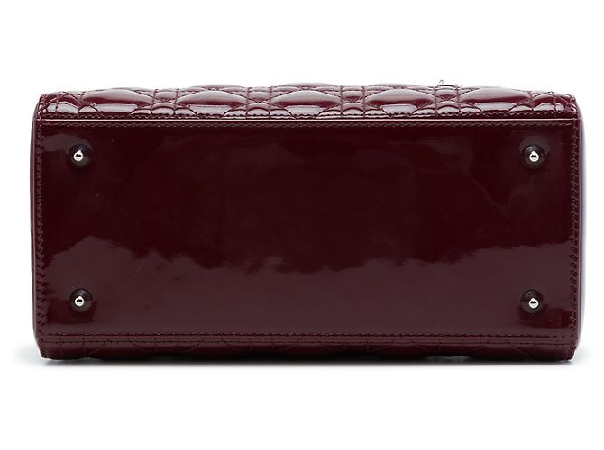 Lady Dior Cannage in vernice rosso misura Medium Bordò - vista 3