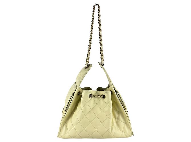 Borsa a tracolla Chanel in pelle di vitello martellata gialla Giallo - vista 3