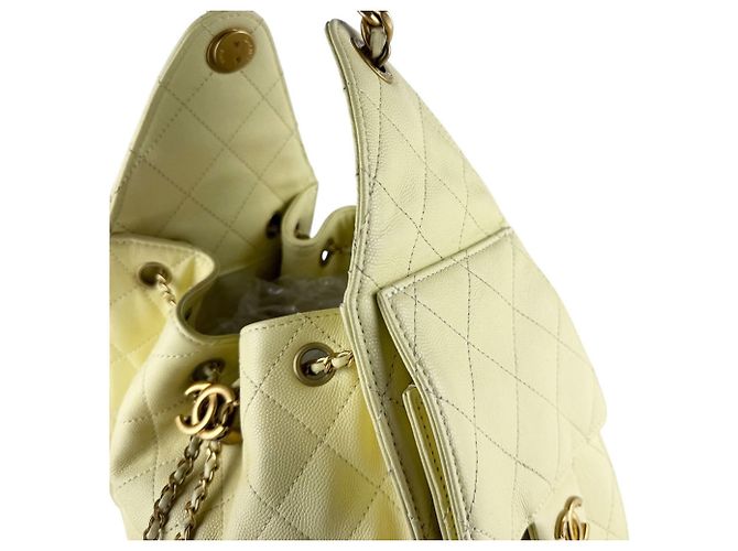 Borsa a tracolla Chanel in pelle di vitello martellata gialla Giallo - vista 6