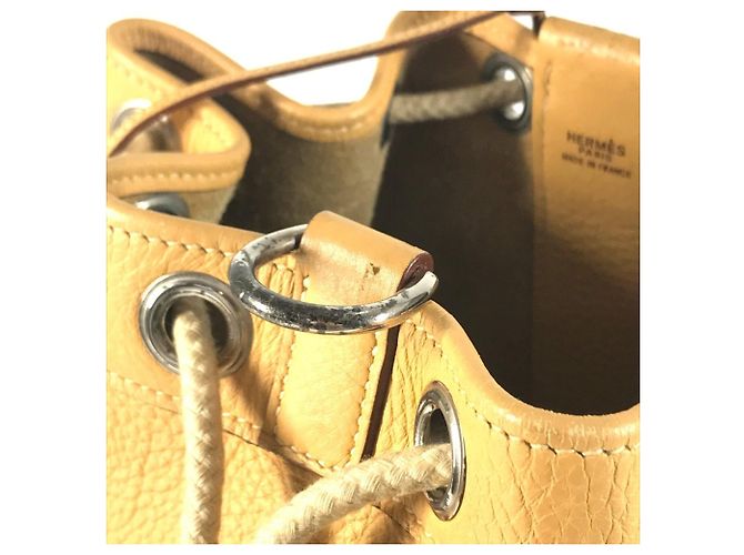 Borsa a tracolla in pelle Taurillon Clemence Hermès Beige Giallo - vista 10