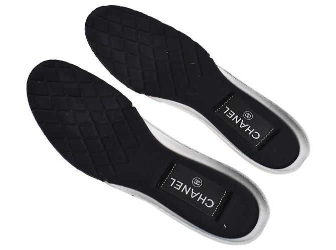 Chanel Low-Top-Sneaker aus gestepptem Strick in Schwarz aus Polyester - Ansicht 12