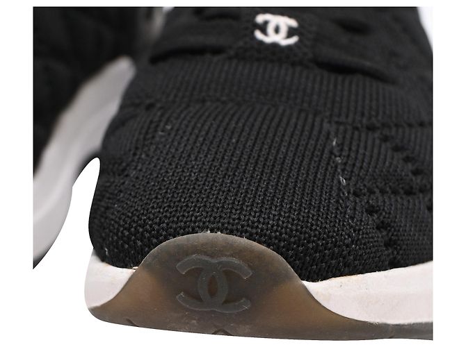 Chanel Low-Top-Sneaker aus gestepptem Strick in Schwarz aus Polyester - Ansicht 15