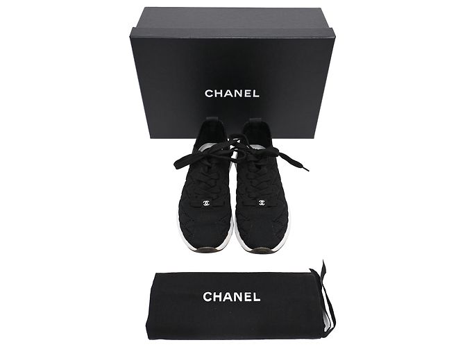 Chanel Low-Top-Sneaker aus gestepptem Strick in Schwarz aus Polyester - Ansicht 25
