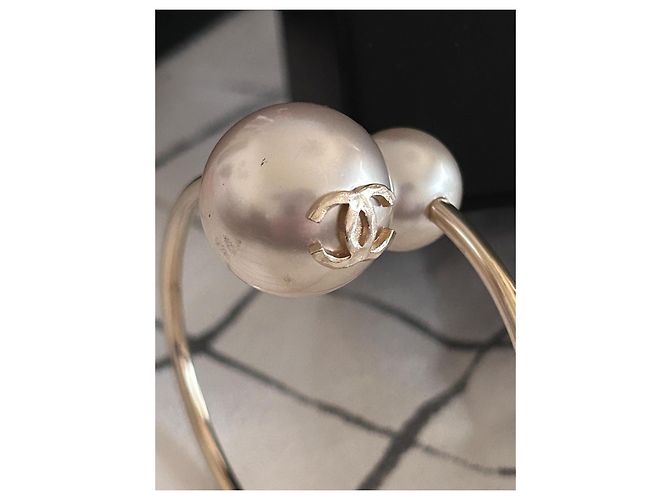 Chanel Armreif mit Perlen und CC-Logo Weiß Golden - Ansicht 2