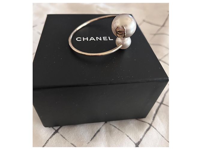 Chanel Armreif mit Perlen und CC-Logo Weiß Golden - Ansicht 6