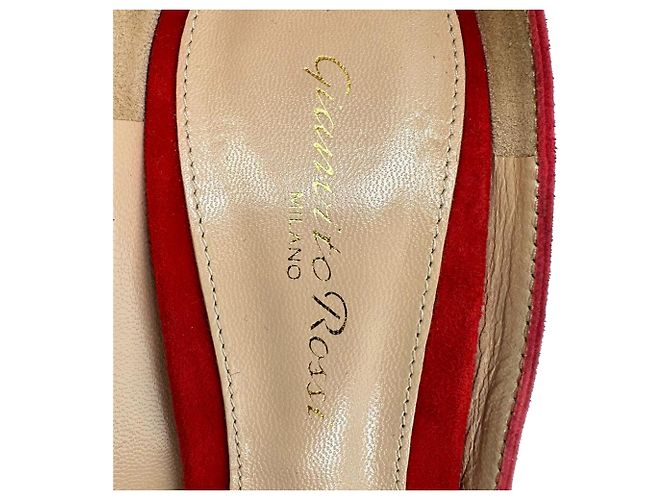 Décolleté con punta tonda e cinturini Gianvito Rossi in scamosciato rosso - vista 11