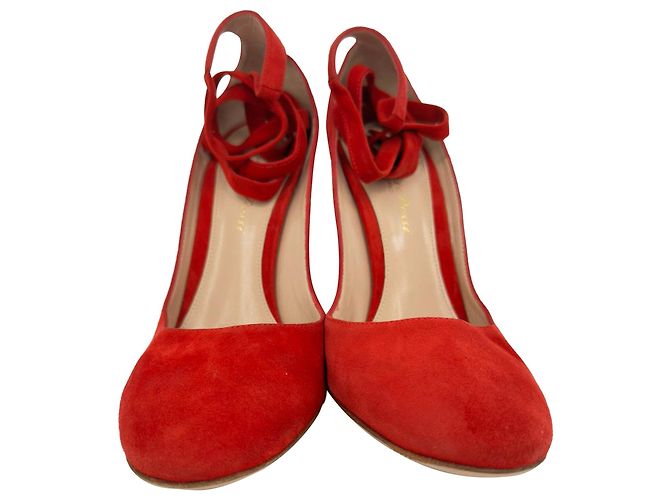 Décolleté con punta tonda e cinturini Gianvito Rossi in scamosciato rosso - vista 2