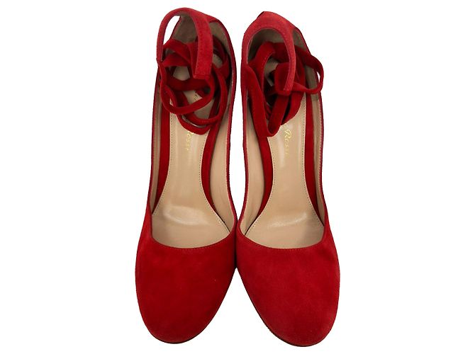 Décolleté con punta tonda e cinturini Gianvito Rossi in scamosciato rosso - vista 3