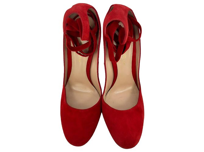Décolleté con punta tonda e cinturini Gianvito Rossi in scamosciato rosso - vista 4