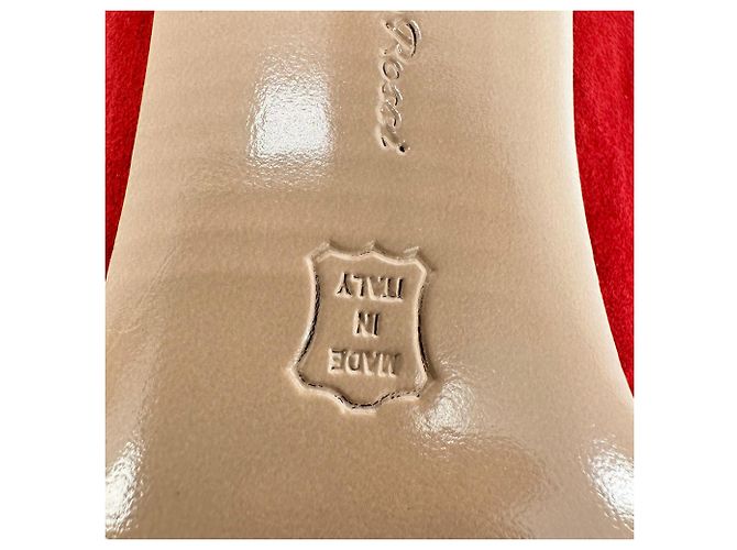 Décolleté con punta tonda e cinturini Gianvito Rossi in scamosciato rosso - vista 8