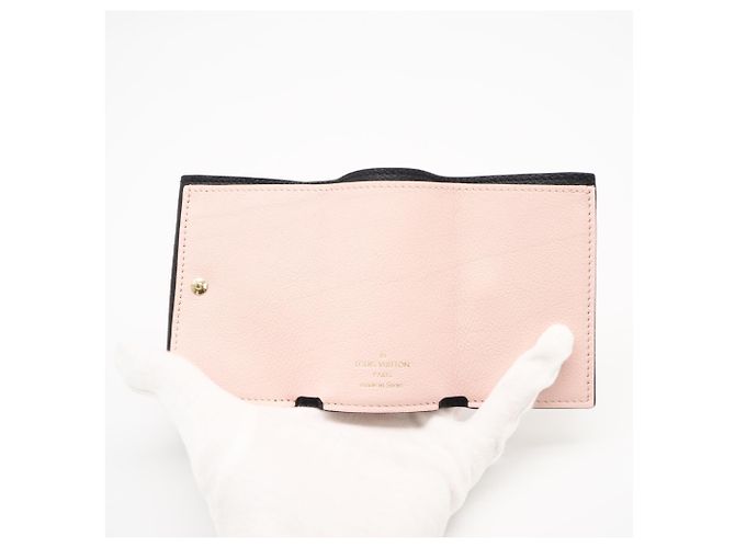 Cartera tríptico Portefeuille Lock Mini en piel de becerro granulado Louis Vuitton Negro Rosa Beige - vista 11
