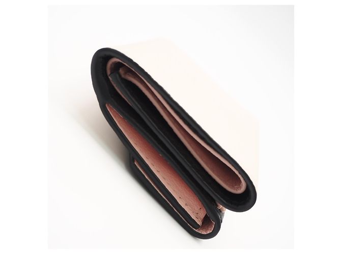 Cartera tríptico Portefeuille Lock Mini en piel de becerro granulado Louis Vuitton Negro Rosa Beige - vista 8