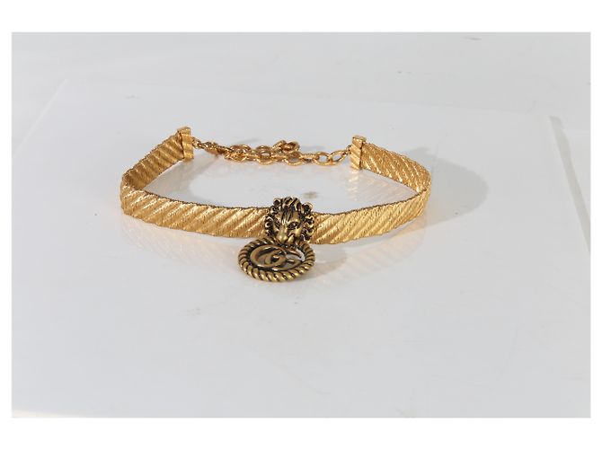 Collana choker Gucci con testa di leone e doppia G placcata in oro - vista 5