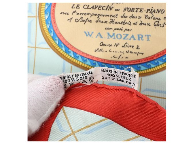 Foulard in seta Hermès Carré 90 "Hommage à Mozart" Rosso x Blu - vista 4