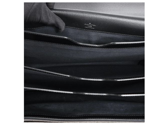 Valigetta Louis Vuitton Robusto in pelle Taige nera Nero - vista 7
