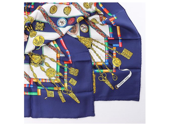 Foulard in seta Hermès Carré 90 "Petite main" blu navy - vista 2