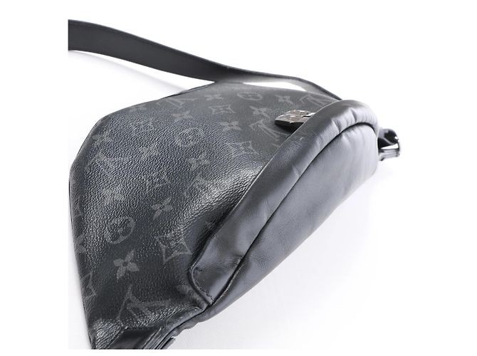 Borsa a tracolla Louis Vuitton Bum Bag PM Discovery Monogram Eclipse Crossbody Bag in Nero M46035 - vista 3