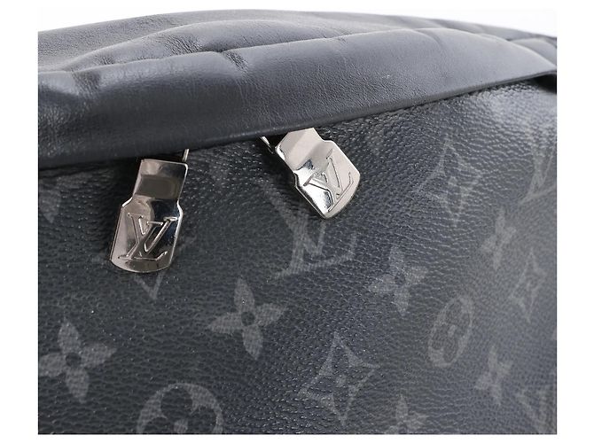 Borsa a tracolla Louis Vuitton Bum Bag PM Discovery Monogram Eclipse Crossbody Bag in Nero M46035 - vista 8