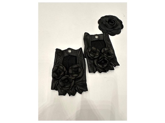 Timeless Chanel fingerlose Handschuhe aus schwarzem Lammleder mit Camellia Größe 6,5 Gebraucht - Ansicht 2