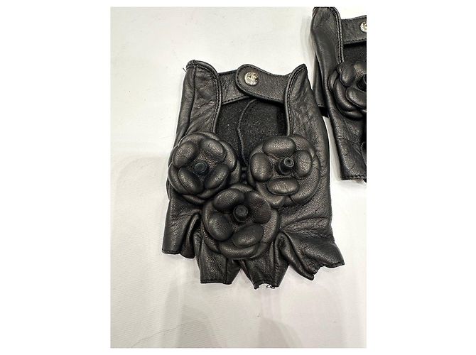 Timeless Chanel fingerlose Handschuhe aus schwarzem Lammleder mit Camellia Größe 6,5 Gebraucht - Ansicht 4
