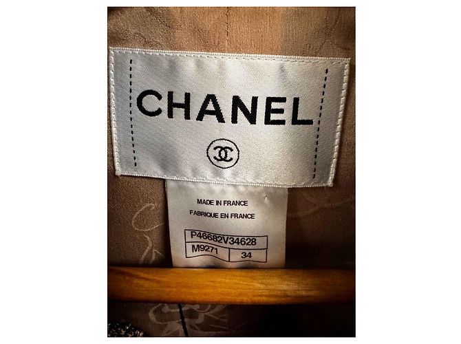 Timeless Completo giacca e gonna in lana bouclé Chanel 2016 Rosa Nero e Argento FR34 Usato - vista 8