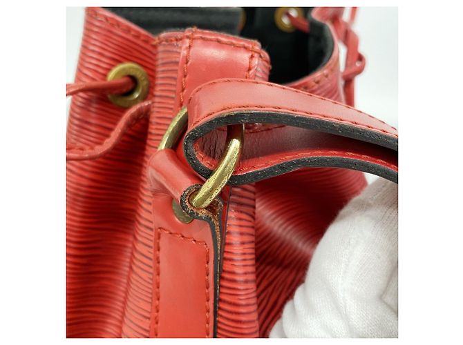 Noe Borsa a Spalla Louis Vuitton Epi Petit Noé Rosso - vista 8
