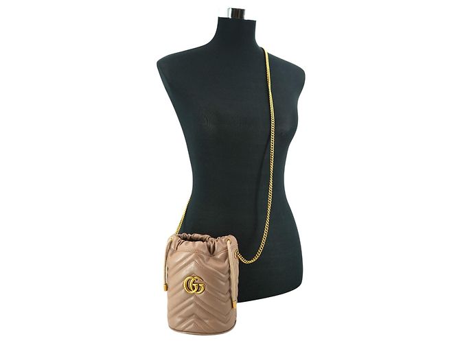 Gucci Borsa a tracolla a secchiello GG Marmont in pelle trapuntata beige con catena - vista 2