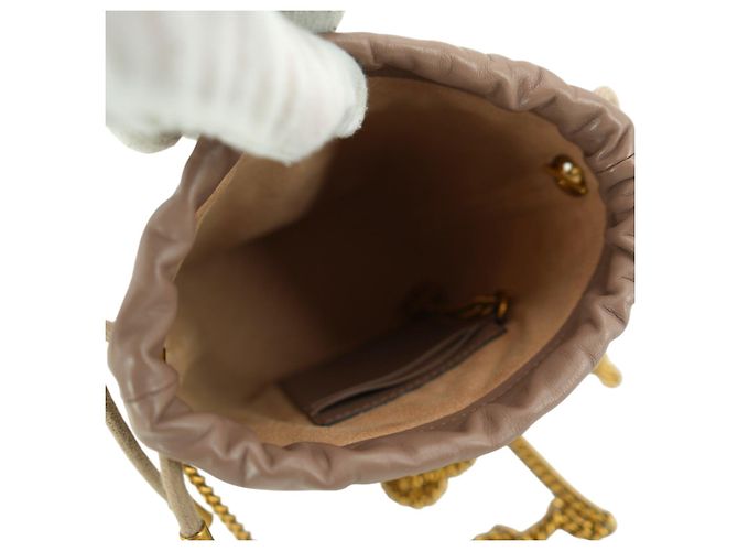 Gucci Borsa a tracolla a secchiello GG Marmont in pelle trapuntata beige con catena - vista 4