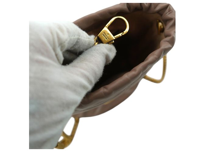 Gucci Borsa a tracolla a secchiello GG Marmont in pelle trapuntata beige con catena - vista 5