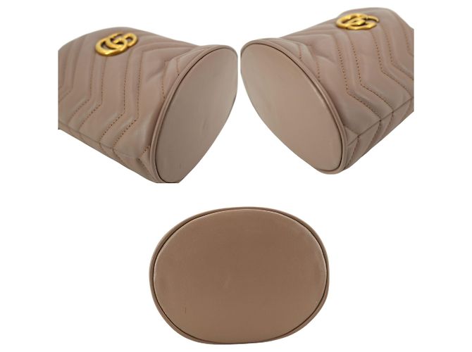 Gucci Borsa a tracolla a secchiello GG Marmont in pelle trapuntata beige con catena - vista 6