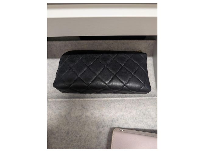 Chanel gesteppte Lammleder-Pochette mit Charms Schwarz - Ansicht 2