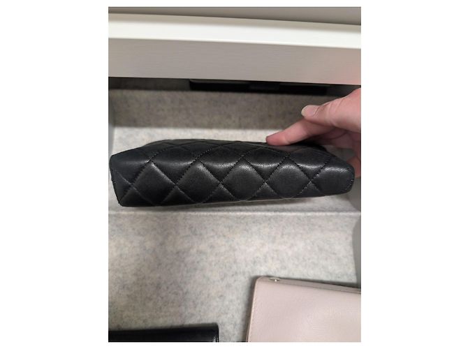 Chanel gesteppte Lammleder-Pochette mit Charms Schwarz - Ansicht 3