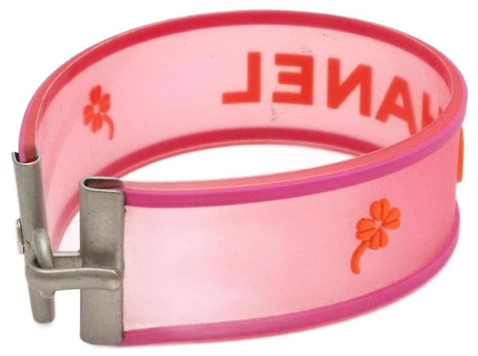 Bracciale Chanel in resina rosa traslucida con logo arancione e fiori Metallico - vista 2