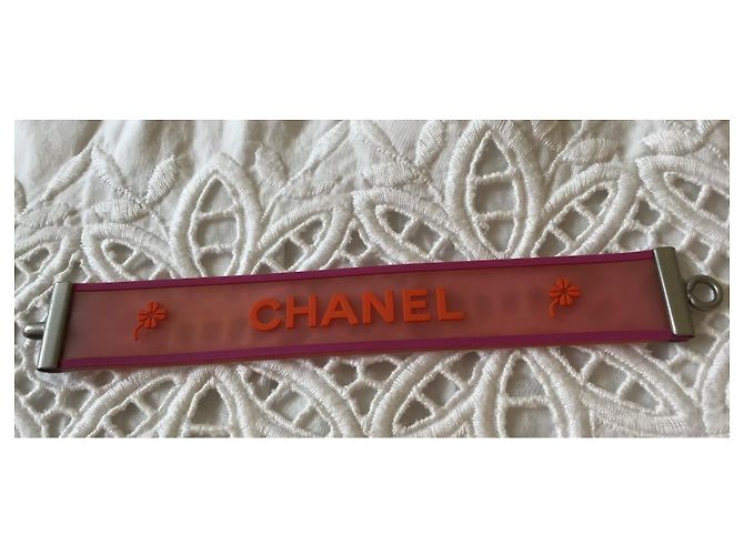 Bracciale Chanel in resina rosa traslucida con logo arancione e fiori Metallico - vista 3