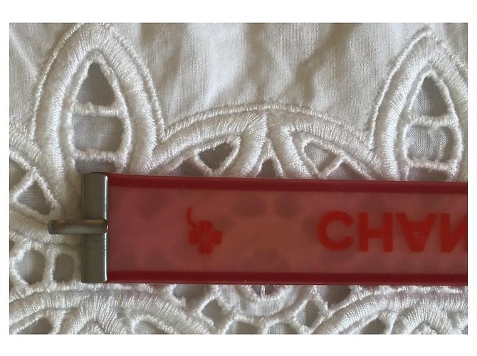 Bracciale Chanel in resina rosa traslucida con logo arancione e fiori Metallico - vista 4