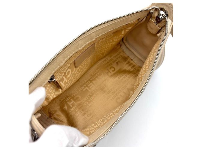 Borsa a tracolla Chanel Perforated Pulley Chain Beige - vista 5