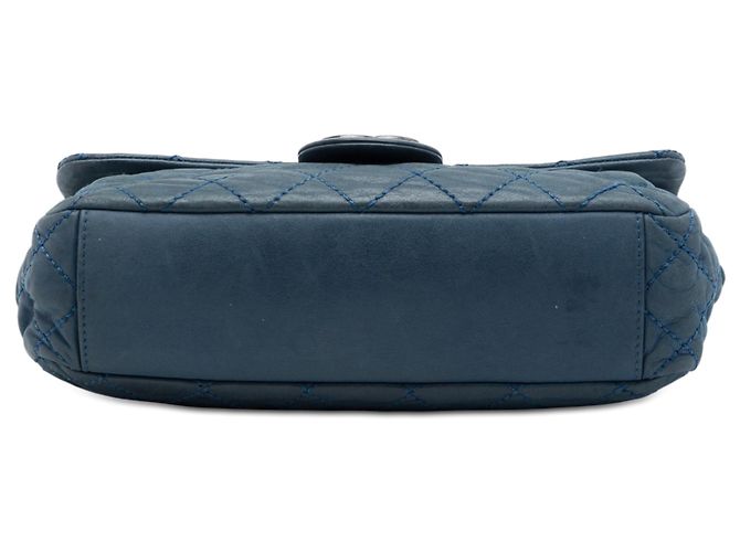 Chanel Blue Medium Quilted Iridescent Calfskin Coco Daily Flap Blu scuro - vista 3