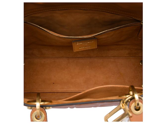 Lady Dior em couro de bezerro Ultra Matte Cannage em relevo marrom Large - vista 4