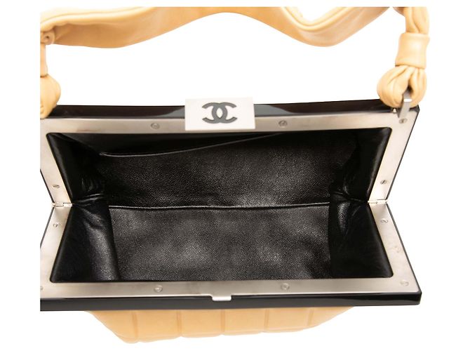 Chanel Beige CC Chocolate Bar Lammfell Handtasche mit Rahmen - Ansicht 4