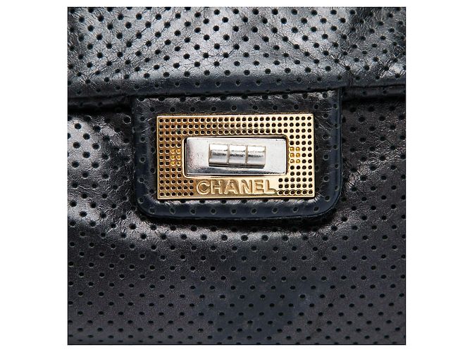Chanel Black Perforated Calfskin Reissue 2.55 Drill Accordion Flap Nero - vista 4