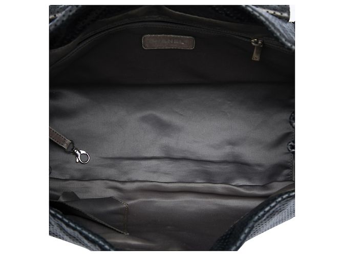 Chanel Black Perforated Calfskin Reissue 2.55 Drill Accordion Flap Nero - vista 5