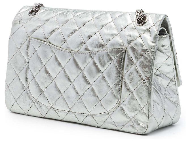 Chanel Reissue 2.55 Double Flap 226 in pelle di vitello metallizzata trapuntata argento - vista 2