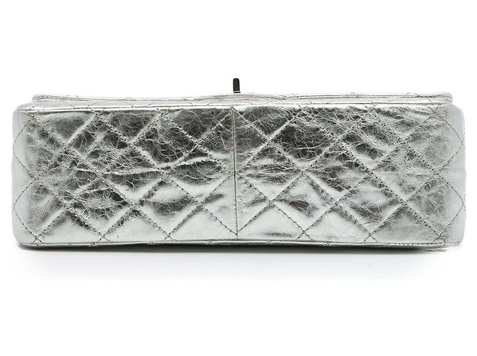 Chanel Reissue 2.55 Double Flap 226 in pelle di vitello metallizzata trapuntata argento - vista 3