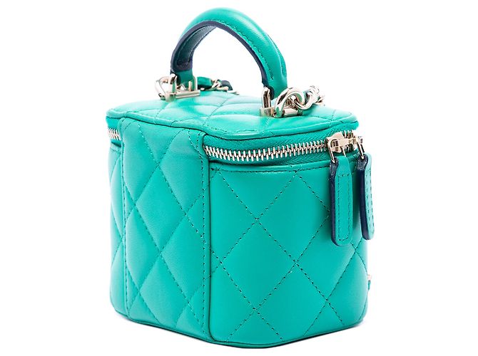 Vanity Beauty case Chanel Mini CC in agnello trapuntato verde con manico e catena - vista 2